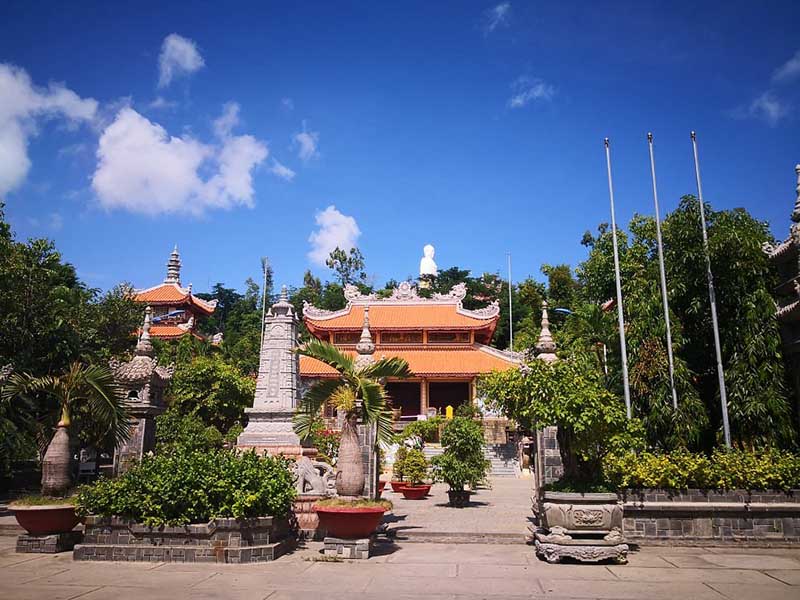 Long%20Son%20Pagoda%20Nha%20Trang%203.jpg