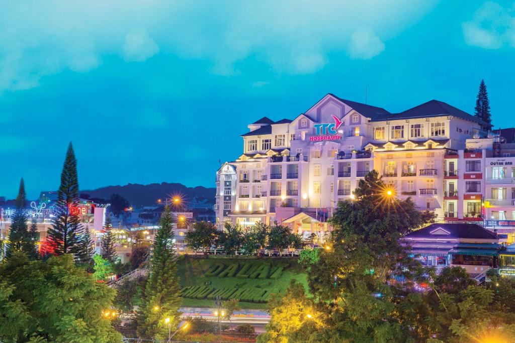 Ngoc%20Lan%20Hotel.jpg